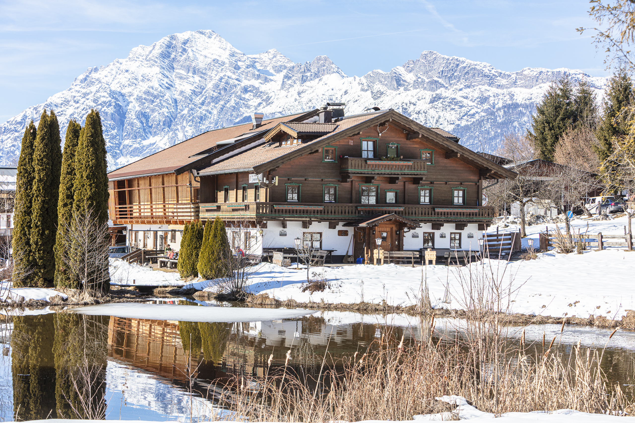 Ansicht Theurerhof im Winter mit Steinbergen im Hintergrund
